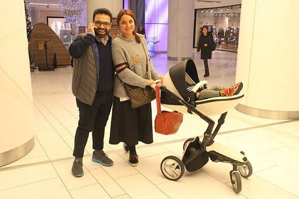 OKAN KARACAN    Mide kltme ameliyat olduktan sonra 70 kilo veren oyuncu Okan Karacan, oyunculuu brakp ticarete atld. Etiler'de ei Zeynep ve kk olu Alican'la grntlenen Okan Karacan, "Vcudumun yars gitti neredeyse, 140 kilodan 70'e dtm. ok kr salm yerinde bir skntm yok" dedi. Prodksiyon irketi ve kfteci dkkan aarak ticarete atldn syleyen Karacan, zayfladktan sonra ilgin roller geldiini ancak imdilik oyunculuu dnmediini aklad.