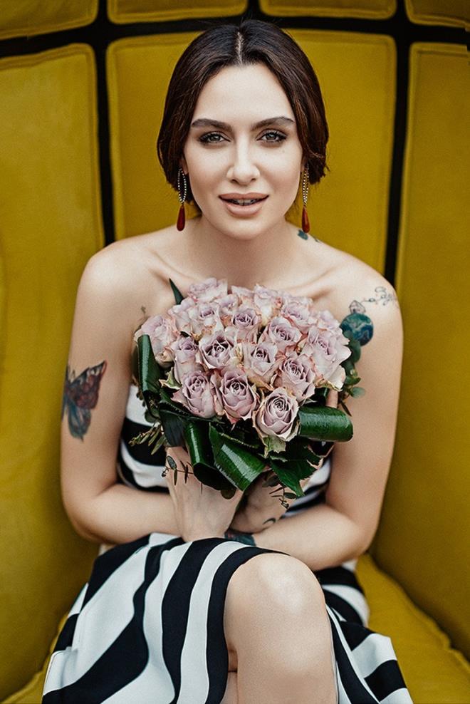 BRCE AKALAY  32 yandaki nl oyuncu, "Kk Aa" dizisinin final yapmasyla birlikte yeni projeler iin almalara balamt. "Evli ve fkeli" dizisinde bir polisi canlandran Birce Akalay, rol iin diyetisyen eliinde 8 kilo verdiini aklamt.