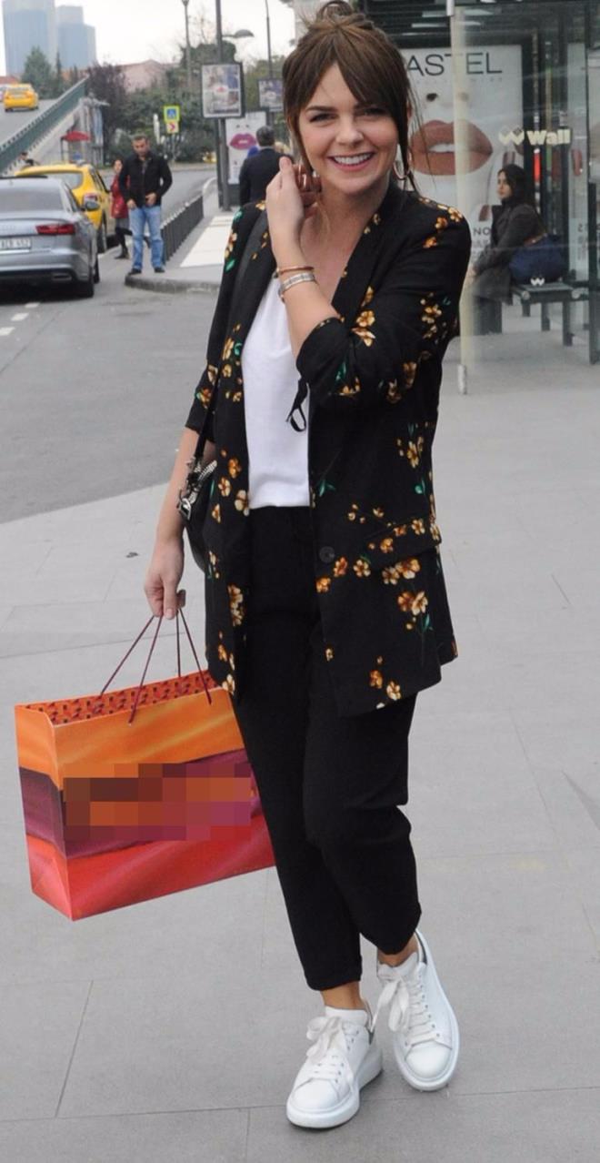 PELN KARAHAN    Sekiz ay nce ikinci kez anne olan oyuncu Pelin Karahan, ksa srede kilolarndan kurtuldu.      Etiler&#8217;de ei Bedri Gntay&#8217;la objektiflere taklan 33 yandaki oyuncu, doumdan sonra 35 kilo verdiini aklad.