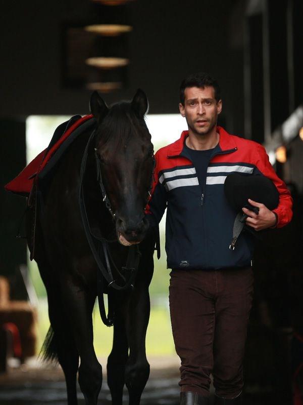 EKN KO  Efsane yar at Bold Pilot ve jokey Halis Karata'n hikayesinin anlatld ampiyon filmi iin Ekin Ko 10 kilo verdi.    Senaryosu 3 yllk bir alma sonucunda ortaya kan film iin barol oyuncusu Ko, 3 ay boyunca hzlandrlm jokey eitimi ald.