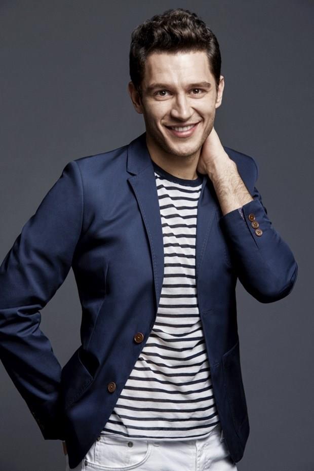 Kayglarolu yle devam etti: "Sonra baktm yine kiloluyum. Yine yemeye baladm. Ama annem artk salmdan dolay ok endieleniyordu ve bana 'Sen uyurken yatandan garip sesler geliyor. Zayfla artk, leceksin' diyordu. Onun srarlar zerine bir diyetisyene gittim. Eve geldiimde annem listeyi grd ve 'Bu listeyi sana diyetisyen vermi olamaz burda ok yemek var' diyerek bana inanmad. Bylece benim diyet srecim balad ve 2 sene srd. 140 kilodan 76 kiloya indim."