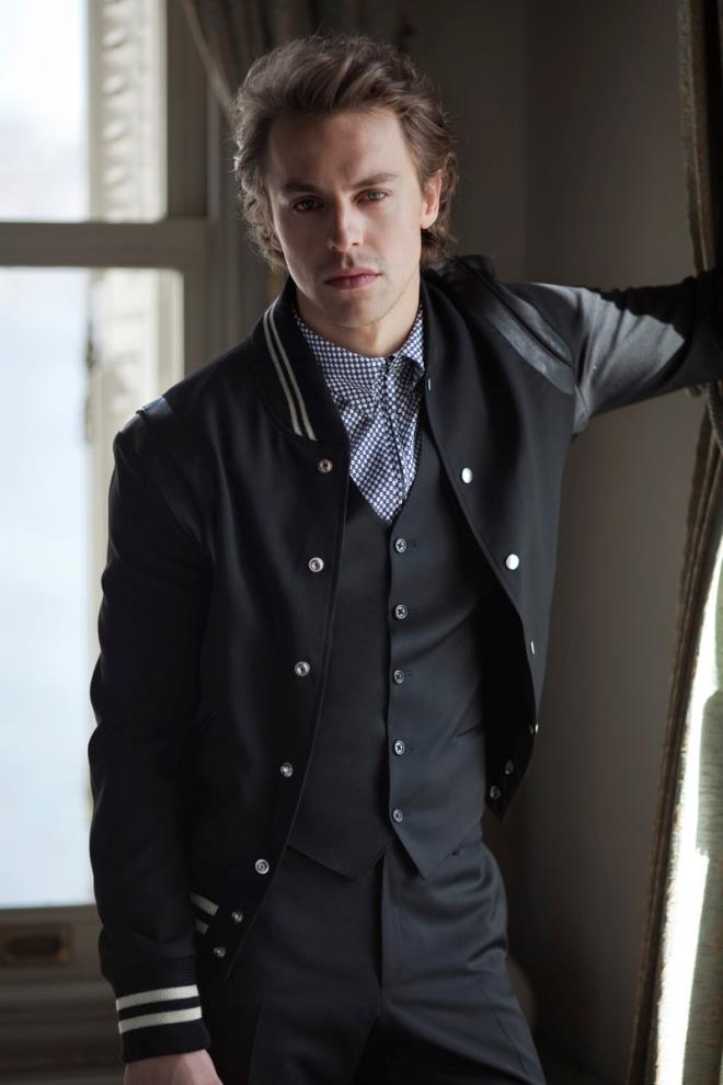 METN AKDLGER  Star TV'de ekranlara gelen "Medcezir" dizisinde Orkun karakteriyle tannan 28 yandaki oyuncu, "Bensiz" filmindeki rol iin 45 gnde 17 kilo vererek, fel geiren bir futbolcuyu canlandrmt.