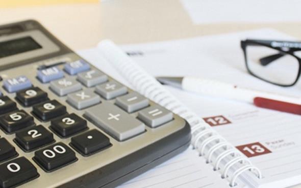 EMEKLLK KRAMYES VE EMEKL MAAI: Memurlarn maa hesabnda kullanlan ltlerden birisi olan ek gstergedeki art mevcut maalar artrmakla birlikte asl etkiyi emeklilik ikramiyesine ve emekli maana yapyor. Ek gsterge rakamlar unvan, hizmet snf ve derecelere gre farkllk gsteriyor. Ek gstergesi 3600 olan bir memur ile daha dk olan bir memurun alaca zam ya da maa miktar ayn olmuyor. Ek gstergelerin 2200'den 3000'e ve 3600'e karlmasyla birlikte polis, retmen, hemire, din grevlisi ve idarecilerin emeklilik ikramiyeleri ve emekli maalar ciddi oranda artacak.