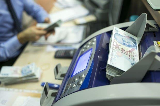 RETMENLERDEK ARTI: retmenlerde de en az emekli maa art 500 lira olacak ve ikramiyelerdeki art 13 bin liray geecek. Ek gstergesi 2200'den 3600'e kacak personelde ikramiye art 20 bin liray geecek. te yandan getiimiz gnlerde AA Editr Masas&#8217;nda konuan Milli Eitim Bakan Ziya Seluk, 3600 ek gstergeyle ilgili 24 Kasm retmenler Gn&#8217;nde bir aklamalarnn olacan syledi.