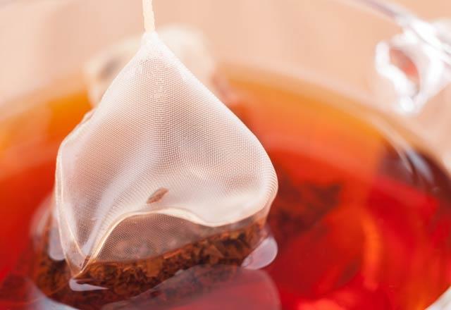 ay demlerken kaliteyi etkileyen dier bir unsur da demlik seimi. ay demlemek iin en ideal seim porselen demlik olacaktr. elik ya da alminyum maddeden retilmi demlikler de ayn tad ok daha kt olaca iin porselen bir demlik edinmeniz tavsiye ediliyor.