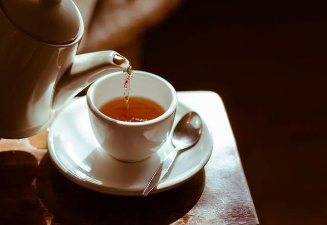 ay demlerken yaplan yanllardan birisi kaynam su kullanlm. Kaynam su kullanm vcutta bakteri oluumuna neden olduu iin ay demlemek iin en ideal seim kaynamam su kullanm olacak.