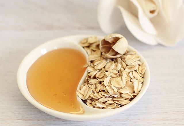 Yulaf ezmesi, kuru, sert ve przl eller iin bir dier doal zmdr. Yulaf protein ierii ile su kaybn nlemeye ve cildi nemli tutmaya yardmc olur. 2 yemek ka yulaf yarm veya 1 tatl ka bal ve biraz suyu kartrp hamur kvamna getirin. sterseniz ierisine limon suyu ekleyebilirsiniz. Karm ellerinize srn ve 10 dakika bekletin. Daha sonra lk su ile durulayn.