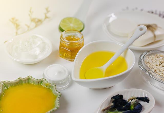 Limon suyu, cildi kurutmaktan ziyade, yumuatmaya ve ellerin przsz olmasna yardmc olan iyi bir temizleyicidir. Ayn zamanda, limon suyu renk ac zellii sayesinde ellerinizdeki lekelerin renginin almasnda yardmc olur. Eit miktarda limon suyu, bal ve karbonat kartrn. Bu karm ellerinize uygulayn ve yaklak bir dakika masaj yapp, 5 dakika bekleyip, lk su ile ellerinizi ykayn. Bu yntemi haftada bir veya iki kez uygulayabilirsiniz.