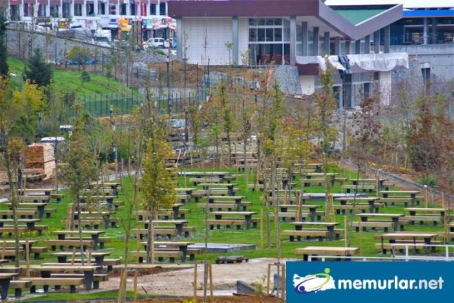 Burada ayrca 6 kilometrelik yry ve bisiklet yolu, ak spor alanlar, oyun parklar, engelsiz oyun alanlar, 20 pergola, 40 kamelya, 84 oturma alan, 98 p kutusu, 20 oturma bank, bin 77 biyolojik glet evresi ahap deck, 290 metrekare amfi, 22 eme, bir Glet Cafe toplam 30 bin 393 metrekare ofis bloklarna ait avlular ve toplam 3 bin 805 metrekare meydanlar yer alyor.