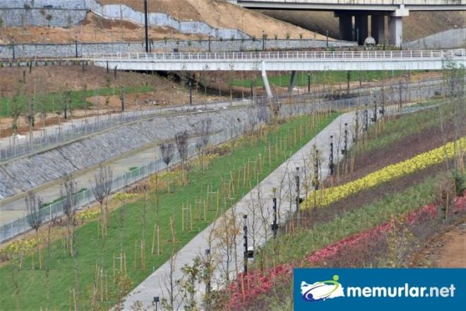 Ziyaretilerin merakla gezecei mekanlarn banda 30 bin metrekare alana yaplan tematik bahe geliyor. 25 tr bitkinin bulunduu tematik bahede, mis gibi kokan ieklerle bezenmi koku bahesi, rengarenk aan ieklerin yer ald renk bahesi ve kelebeklerin sevdii ieklerin dikildii kelebek bahesi yer alyor.