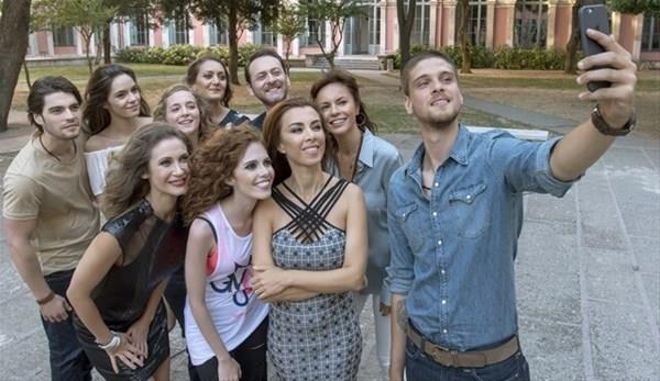 Bir dnem salarn sfra vuran gen oyuncunun bu paylam sosyal medyada olay oldu. imdilerde gen kzlarn gzdesi olan Takan'n ergenlik dnemine ait fotorafna ' sa insan ok deitiriyor' yorumlar yapld.