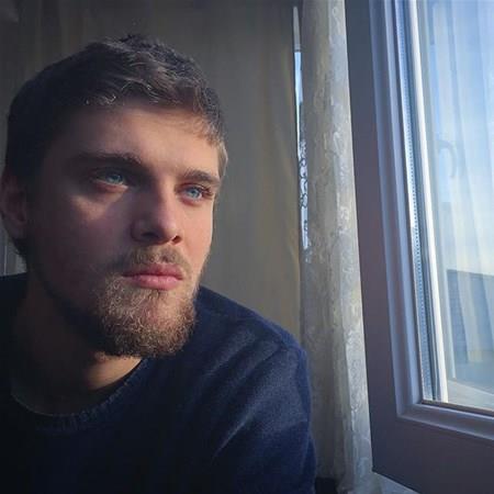 Star TV'nin sevilen dizisi Fazilet Hanm ve Kzlar'nda oynayan dris Nebi Takn'n ergenlik dnemine ait fotoraf olay oldu. Kadn hayranlar "Salarn sakn bir daha kestirme" demeden edemedi.