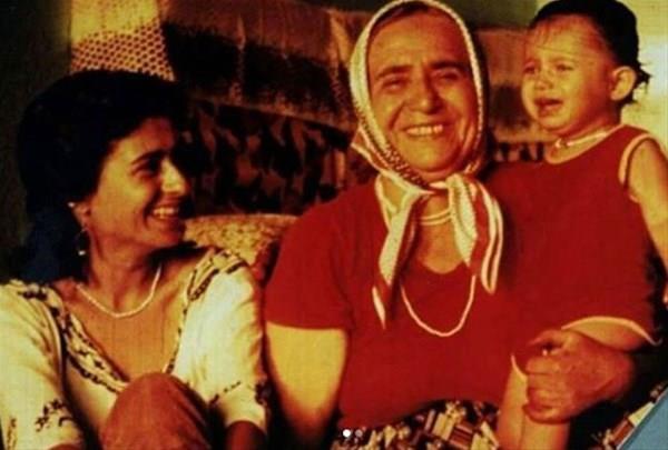 Annesinin ad Altun, babasnn ad Ali'dir. Orta ikinci snfta okuduu Mustafa Rahmi Balaban Okulu'nda eitimini brakmak zorunda kalmtr.ok kk yalardan beri ark sylemeye balamtr. 18 yandan nce evlenmitir. Sezen Burin (d.1985) adnda bir kz ocuu oldu