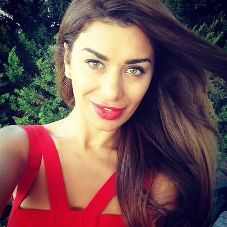 Ebru anc, sosyal medya hesabndan 18 yanda ekilmi bir fotorafn paylat.