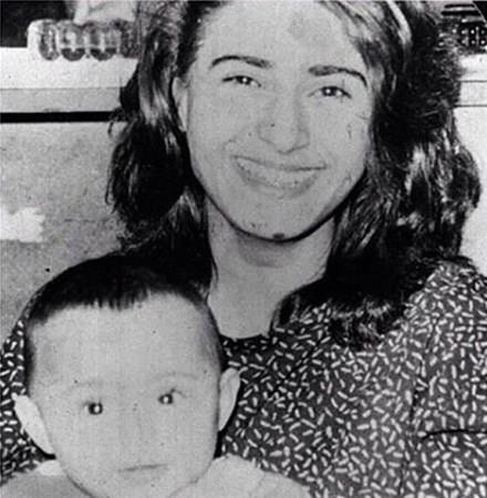 Sezen Aksu'ya konserlerinde ve albmlerinde vokallik yapmtr. Sezen Aksu ile yollar ayrldktan sonra stanbul'un gece kulplerinde ark sylemeye balamtr. Bu srada Cem zer'in "Laf Laf Ayor" isimli programnda solistlik teklifi alm ve bir sre programn solisti olarak ark sylemitir. Bu programda kazand n ile albm teklifleri alarak 1994 ylnn yaznda ilk klibini Cenk Torun'la birlikte oynad "Delikanlm" adl paraya ekti. Bu yllarda birok sanatya hit olan arklar vermi, vokaller yapmtr.