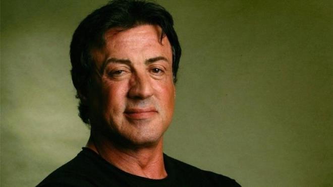 Rocky ve Rambo filmlerinden tandmz Sylvester Stallone aktr olmadan nce beden eitimi retmenlii yapyordu.