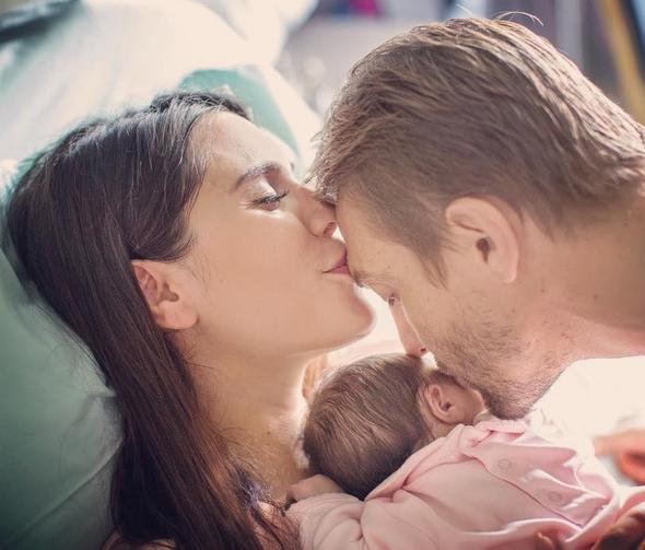 Futbolcu Caner Erkin'le 2017 ylnda nikah masasna oturan oyuncu kran Oval'nn kz Mihra Ela 3 aylk oldu.