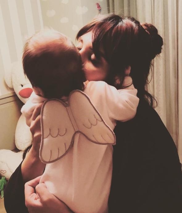 Sosyal medya hesabndan kzyla ekildii bu pozu paylaan Oval altna u notu dt; Mis kokulu melek kzm, st reelim, kar topum, lokumum, pamuk ekerim, yosun gzlm, her eyim.. Melekler olsun hep hayatnda...