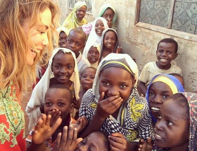 GAMZE �Z�EL�K K�MD�R?    Gamze �z�elik, 26 A�ustos 1982 tarihinde �stanbul'da d�nyaya gelmi�tir. Maltepe Anadolu Lisesi ve Bilgi �niversitesi'nde e�itimini tamamlad�ktan sonra, 1999'da Elite Model Look Ipek g�zeli, 2000'de Miss Turkey 2. g�zeli se�ilmi� ama bir hay�r defilesi d���nda podyuma ��kmam��, oyunculu�a a��rl�k vermi�tir. �z�elik, daha sonra Popstar isimli yar��ma program�nda sunuculuk yapm��t�r.