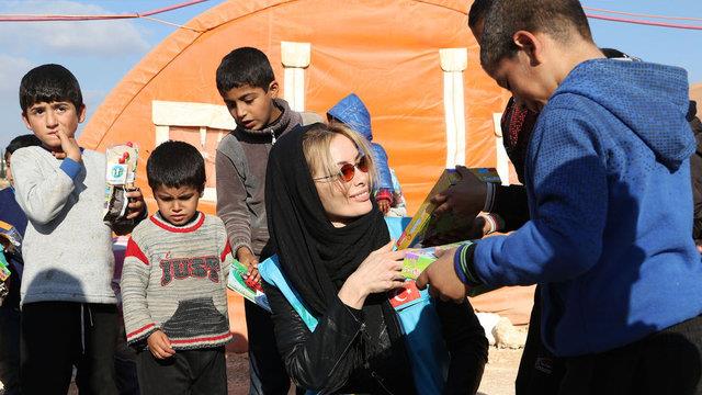 �nl� oyuncu, zaman zaman Instagram hesab�ndan yard�m �al��malar�na ili�kin foto�raflar payla��yor.