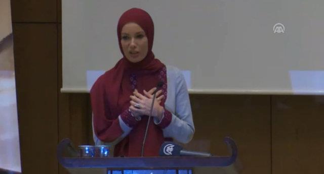 "Her zaman k�r�lgan, sahtelikten ho�lanmayan, ger�e�i arayan bir yap�m vard�. Allah inanc� kalbime konmu�tu �ok ��k�r. Ama sadece ne �ekilde inanmam ve uygulamam gerekti�ine bu kadar hakim de�ildim"