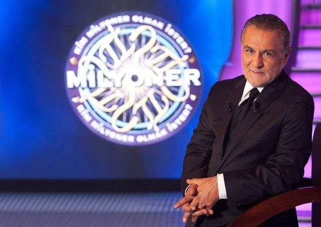 PEK EFSANE YARIMA KM MLYONER OLMAK STER' KMLER SUNDU: lk olarak yarmann sunucu koltuuna oturan isim usta oyuncu Kenan Ik olmutu. Yarmann tannmasn ve sevilmesini salayan usta oyuncu Kenan Ik geirdii hastalktan dolay yarma programna veda etmiti.