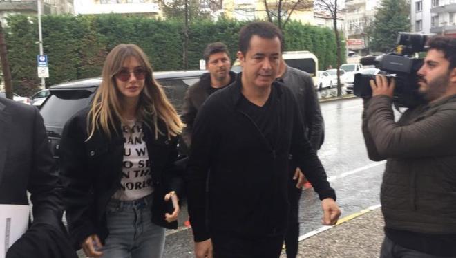 Acun Ilcal ile eyma Suba 1 yl 2 aylk evliliklerini Silivri Adliyesi'ne giderek 9 dakikada bitirdi. Durumann ardndan konuan Ilcal, "Boandmz iin zgnz, hakkmzdaki iddialar aslsz" dedi. Giydii tirtte Gandi'nin sze yer alan eyma Suba'nn ise Instagram paylamlar dikkat ekti. Suba'nn te nl iftin ayrlyla ilgili detaylar ve gemiten bugne Acun Ilcal - eyma Suba birlikteliinin hikayesi...