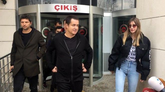 Suba&#8217;nn adliyeye gelirken giymeyi tercih ettii tirt de dikkat ekti. Suba&#8217;nn tirtnde, Hindistan bamszlk hareketinin siyasi ve ruhani lideri olan Gandhi&#8217;nin "Dnyay deitirmek istiyorsan nce kendinden bala" sz yer alyordu.     te evlilileri 1 yl 2 ay sren Acun Ilcal - eyma Suba birlikteliinin hikayesi...