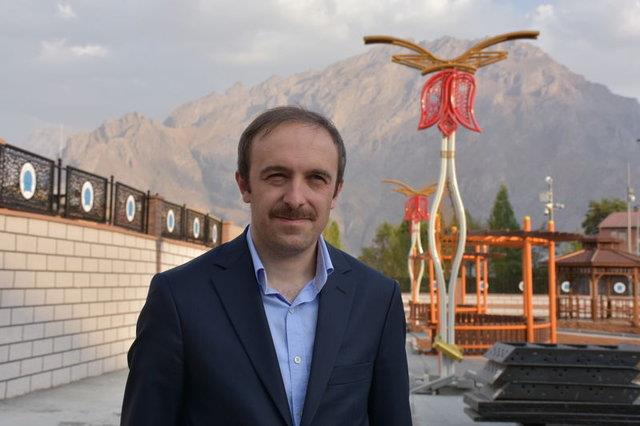 Cneyt Epcim - AK Parti Hakkari Belediye Bakan aday     Amasya'da 1981 ylnda doan Epcim, 2002'de Uluda niversitesi ktisadi ve dari Bilimler Fakltesi Kamu Ynetimi Blm'n bitirdi. 2004'te kaymakam adayl snavn kazanan Epcim, Konya Kaymakam aday olarak greve balad.  ngiltere'nin Manchester niversitesi'nde dil eitimi ve ngiliz dari Sistemi eitimi alan Epcim, Afyonkarahisar'n Bamak, Artvin'in Ardanu ve orum'un Mecitz ilelerinde kaymakamlk grevinde bulundu.  2014'te Hakkari Vali Yardmclna atanan Epcim, 2016'da ileri Bakanlnca Kanun Hkmnde Kararname (KHK) ile Hakkari Belediye Bakan Vekili olarak grevlendirildi.  Bu grevi srdren ve evli olan Epcim, ngilizce biliyor.