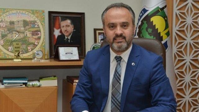 Alinur Akta - AK Parti Bursa Bykehir Belediye Bakan aday    Bursa'nn negl ilesinde 1970 ylnda doan Alinur Akta, ilk, orta ve lise reniminin ardndan Bursa Uluda niversitesi ktisadi dari Bilimler Fakltesinden mezun oldu. Yksek lisansn Dumlupnar niversitesi Sosyal Bilimler Enstitsnde Kamu Ynetimi alannda tamamlayan Akta, serbest muhasebecilik ve mali mavirlik yapt. Akta, mobilya sektrnde uzun yllar st dzey yneticilik yaptktan sonra ortaklaryla kurduu mobilya firmasyla ticaret hayatna atld. 2002 ylnda AK Parti kurucu ynetim kurulu yesi olarak siyasi hayatna balayan Akta, 2004 ylndaki yerel seimlerde negl Belediye Bakan seildi. Ekonomi, ticaret, turizm, sanayi, eitim, spor, alt ve st yap almalarndaki vizyon projeleri ve marka ehir hedefiyle 3 dnem boyunca belediye bakanl grevini baaryla srdren Akta, farkl alanlarda yapt projelerle birok kez "Yln Belediye Bakan" seildi. Akta, 2 Kasm 2017'de Bykehir Belediye Meclisinde yaplan olaanst oturumda, Bursa Bykehir Belediye Bakan seildi. ngilizce ve Arapa bilen Akta, evli ve 2 ocuk babas.