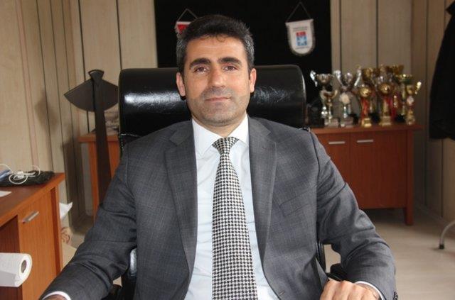 <p>Erdal Arkan- AK Parti Bingl Belediye Bakan Aday</p>    <p>1970'de Bingl'de doan Erdal Arkan ilk, orta ve lise renimini Bingl&#8217; de tamamlad. 1998 ylnda Dicle niversitesi Eitim Fakltesinden mezun olduktan sonra yaklak 12 yl Bingl&#8217;n farkl okullarnda retmenlik ve idarecilik grevlerinde bulundu.</p>    <p>2010 2018 yllar arasnda Genlik ve Spor l Mdr olarak grev yapan Erdal Arkan evli ve 2 ocuk babas.</p>