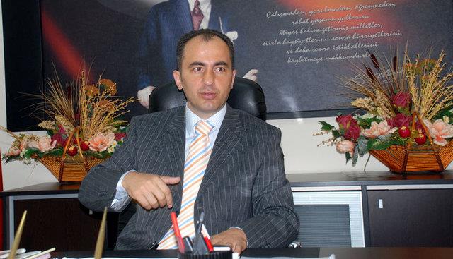 Rahmi Metin - AK Parti Rize Belediye Bakan aday     Rahmi Metin, 26 Kasm 1969'da Rize'de dodu. lk ve orta renimini Rize'de tamamlayan Metin, Atatrk niversitesi Sosyoloji Blm'nden mezun olduktan sonra Erciyes niversitesinde siyaset felsefesi alannda yksek lisans yapt. Felsefe grubu retmenlii yapan Metin, 2004 mahalli idareler seiminde AK Parti'den l Genel Meclis yesi seildi ve l Genel Meclisi Bakanl grevini yrtt. aykur Rizespor Kulbnde grev alarak spor alannda almalar yrten Metin, ayn zamanda Recep Tayyip Erdoan niversitesi Gelitirme Vakf Kurucu yesi ve Denetleme Kurulu'nda ye olarak grev yapmaktadr. Metin, evli ve 4 ocuk babasdr.