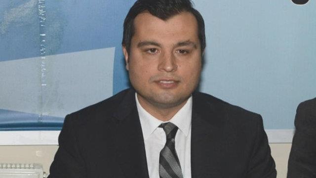 <p>Mehmet akn- AK Parti Uak Belediye Bakan Aday</p>    <p>Mehmet akn, 1979 ylnda stanbul'da dodu. Kartal Anadolu mam Hatip Lisesini bitiren akn 2002 ylnda stanbul niversitesi letme Fakltesinden mezun oldu.</p>    <p>AK Parti stanbul Genlik Kollar kurucu yesi olan akn, stanbul'da il genel meclisi yelii de yapt.MSAD Uak ubesi Kurucu Bakan Yardmcl grevinde de bulunan akn, evli ve iki ocuk babas.</p>    <p>yi derecede ngilizce bilen akn, 22 Ocak 2018'den itibaren AK Parti Uak l Bakanl grevini yrtyordu.</p>