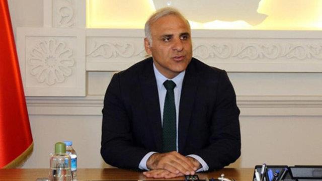 <p>Murat Zorluolu- AK Parti Trabzon Belediye Bakan Aday</p>    <p>Murat Zorluolu, 1971 ylnda Ankara/Haymana&#8217;da dodu. lkokulu memleketi olan Trabzon-aykara-Kumlu Ky lkokulunda, ortaokulu Trabzon mam Hatip Lisesinde, liseyi stanbul- Hayrullah Kefolu Lisesinde, yksekrenimini ise 1993 ylnda Ankara niversitesi Siyasal Bilgiler Fakltesi Uluslararas likiler Blmnde tamamlad.</p>    <p>Mlki idare amirlii mesleine 1994 ylnda Trabzon kaymakam aday olarak balad. Kaymakam adaylna mteakip 1997&#8211;1999 yllarnda Mersin Glnar Kaymakaml; 1999&#8211;2003 yllarnda Bingl Gen Kaymakaml; 2003-2008 yllarnda Mahalli dareler Genel Mdrl ube Mdrl ve 2008-2012 yllarnda ise ayn yerde srasyla D likiler ve Projeler Daire Bakanl, nceleme ve Soruturma Daire Bakanl ve Mevzuat ve Strateji Gelitirme Daire Bakanl grevlerini yrtt</p>      <p>15.09.2012 tarihli ve 28412 sayl Resmi Gazetede yaymlanan mterek kararname ile evre ve ehircilik Bakanl Strateji Gelitirme Bakanlna, Nisan 2013 tarihinden itibaren de bu Bakanlkta Mstear Yardmcs Vekilliine atand. Mart 2015- Temmuz 2017 yllar arasnda Elaz Valilii grevi yapt. Bakanlar Kurulunun 13 Haziran 2017 tarihli ve 10458 sayl Karar ile Van Valilii grevine atanm olup, halen bu grevi yrtmektedir.</p>    <p>Murat Zorluolu, evli ve  ocuk babas olup, iyi derecede ngilizce bilmektedir.</p>