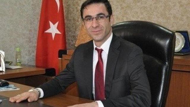 <p>Nesrullah Tanlay - AK Parti Bitlis Belediye Bakan aday</p>    <p>Bitlis'te 1975'te dnyaya gelen Tanlay, ilk, orta ve lise renimini burada tamamladktan sonra, Bitlis Eren niversitesi Elektrik Blm'n bitirdi. 1996 ylndan bu yana ticaretle uraan Tanlay, AK Parti'nin kuruluuyla siyasi hayatna balayarak mahalle ynetimi, genlik kollar, belediye meclis yelii, l Yerel Ynetimler Bakanl, l Sosyal ler Bakanl ve Merkez le Bakanl grevlerinde bulundu. 8 ubat 2015'ten bu yana AK Parti l Bakanl grevini srdren Tanlay, evli ve 3 ocuk babas.</p>