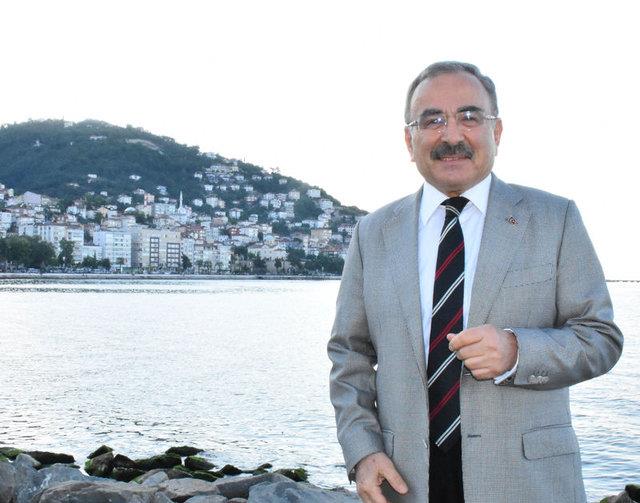 Hilmi Gler - AK Parti Ordu Bykehir Belediye Bakan aday     Hilmi Gler, 15 Temmuz 1949'da Ordu'da dodu.  Orta Dou Teknik niversitesi Metalrji ve Malzeme Mhendislii Blmnden mezun olan Gler, yksek lisans ve doktorasn da ayn niversitede tamamlad.  Trk Uak Sanayisi'nde proje mhendisi ve grup bakan, TBTAK'ta Bakan Yardmcs ve Ynetim Kurulu yesi, Makine Kimya Endstrisi Kurumu Genel Mdr, Etibank Genel Mdr ve Ynetim Kurulu Bakan, Babakanlk Bamaviri, ERDEMR ve GDA'ta Ynetim Kurulu yesi ve Murahhas Aza olarak grev yapt.  AK Parti kurucu yesi olan Gler, 22. Dnem Ordu Milletvekillii ile 58, 59 ve 60. hkmetlerde Enerji ve Tabii Kaynaklar Bakanl grevini yrtt.  Gler, ayrca Turkcell Ynetim Kurulu yesidir.   Evli ve iki ocuk babas olan Gler, iyi dzeyde ngilizce bilmektedir.