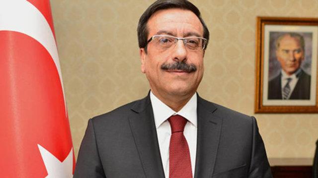 Cumali Atilla - AK Parti Diyarbakr Bykehir Belediye Bakan aday    1964 ylnda Elaz'da doan Atilla, ilk ve orta renimini Elaz'da, Yksekrenimini stanbul niversitesi Siyasal Bilgiler Fakltesinde tamamlad. Atilla, 1990'da Erzincan kaymakam aday olarak greve balad. Dil eitimi ve ynetim sistemi konularnda almalar yapmak zere 8 ay ngiltere'de bulunan Atilla, orum Uurluda ve Afyon obanlar ilesinde Kaymakam vekillii grevini yrtt. Srasyla Giresun Piraziz, Mu Malazgirt, Bolu Mengen Kaymakaml, Diyarbakr Vali Yardmcl, Konya Beyehir, Ankara Etimesgut Kaymakaml grevlerinde bulunan Atilla, evli ve 3 ocuk babas.