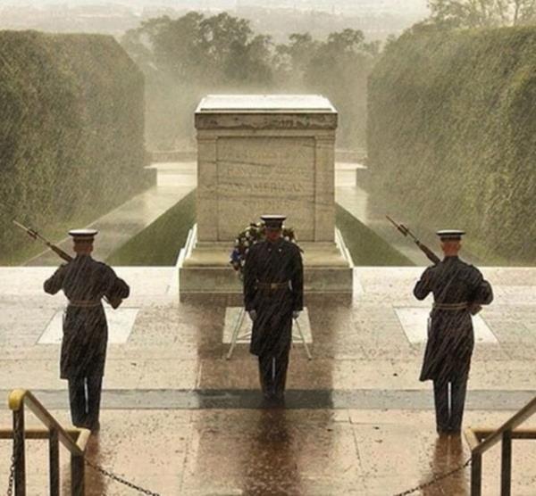 Mehul Asker Ant nnde bekleyen askerler..