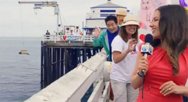 Kameralar karsnda denize braklmak istenen Fok bal sunucunun konumas esnasnda birden denizden yukar ykselen kpek bal fok baln kapt gibi denize dald...