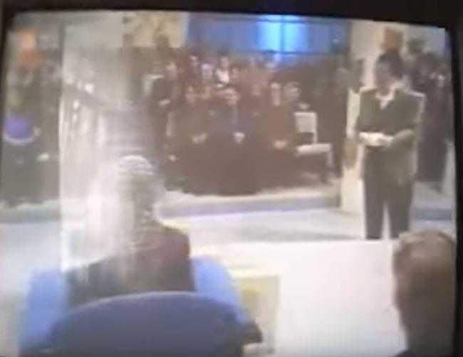 Adana doumlu olan Aye zgn stanbul niversitesi Basn Yayn Yksek Okulu'ndan mezun olmadan eitimini yarm brakmt.