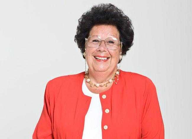 Ancak gazetecilik hayatna 18 yanda Nokta dergisinde balayan zgn iin okul meslek akn durduracak bir unsur deildi.