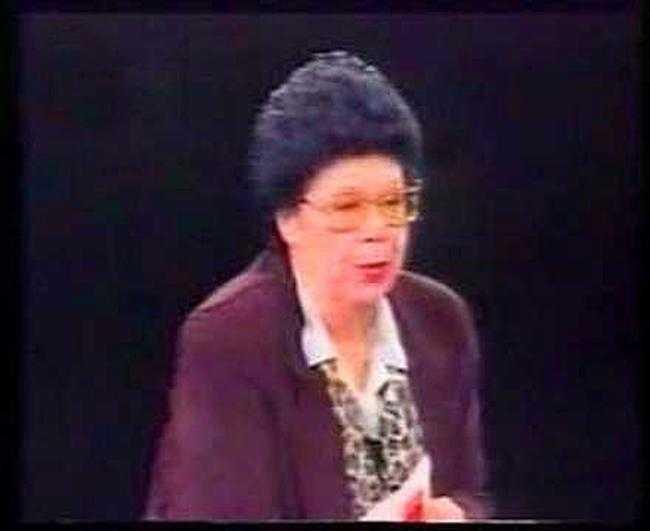 Trkiye'de televizyonun en ok izlendii yllardand 90'lar... Sabah programlaryla yeni tanan vatandalarn en ok izlenenler listesinde Aye zgn vard.