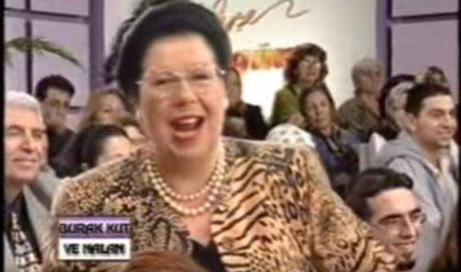 te imdilerde ekranlardan uzak sakim bir hayat srerek srekli eski dostlaryla buluan Aye zgn'n son hali...