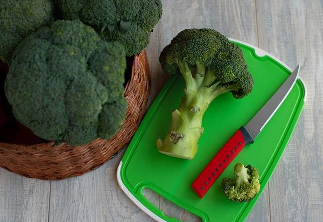 Brokoliyi ar piirir veya kaynatr iseniz besin esi kayplar %60'lara kadar kacaktr. Koyu yeil ve mor brokoliler daha fazla salk faydas iin tercih edilebilir. Brokoli sevmiyorsanz karnabahar, lahana, kale ( kvrck lahana ) veya brksel lahanas deneyin. Brokoli saplar da 1 orta boy havu ve 1 elma eliinde kolay ve besleyici bir iecek olarak tercih edilebilir.&#8221;