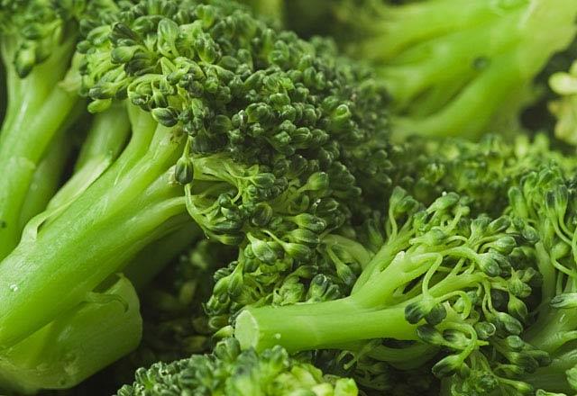 Brokoli iindeki mirosinaz enzimi kanser oluum riskini azaltr. Bu enzim brokolide bulunan kkrt ieren bileikleri ( glukosinolatlar ) izotiyosiyanatlara evirir, bunlarda kanser kart olarak grev yaparlar. Bu sebzeden en iyi fayday almak istiyorsanz buharda hafif piirin. Maximum fayda iin i olarakta tketilebilir.