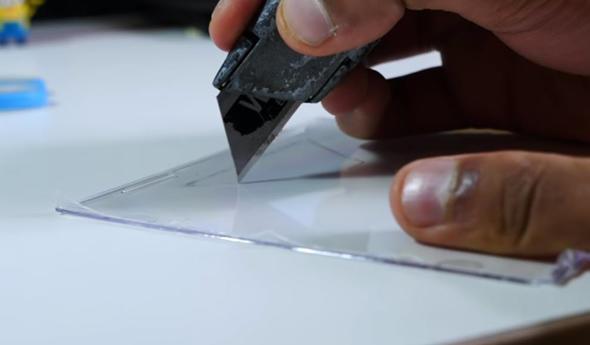 Falata kullanarak kolayca CD kabn kesebilirsiniz.