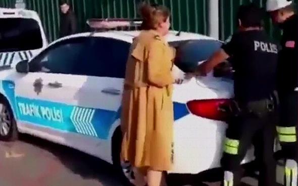 Kendisine 'seyir halinde telefon ile konumak', 'emniyet kemeri takmamak' ve 'muayenesi yaplmam arala trafie kma' sularndan 578 lira idari para cezas kesilen kadn src, memurlara lk atarak tepki gstermi, o anlar ise cep telefonu kamerasna yansmt.