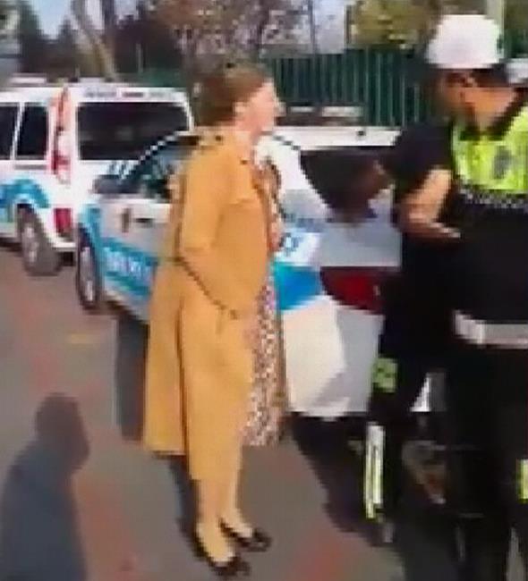 -O srada polis, 'Bana ne retmensen, hocaysan' dedi ve ehliyetim olmasna ramen ehliyetsiz araba kullanmaktan ceza kesti. Uzlamac bir tavrla memur olduumu, sabit bir gelire sahip olduumu bu cezann hem ar hem de lzumsuz olduunu syledim.