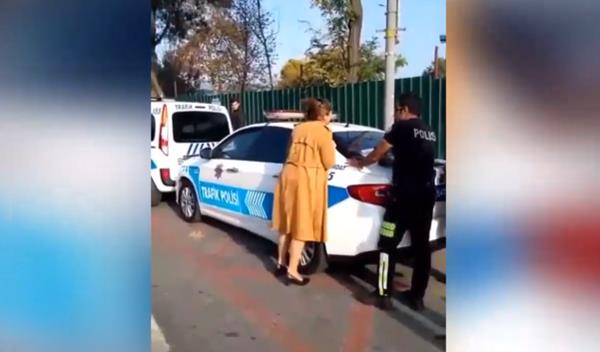 Fatih Ayvansaray Caddesi zerinde getiimiz 1 Kasm Perembe gn saat 10.00 sralarnda meydana gelen olayda, cadde zerinde uygulama yapan Trafik Denetleme ube Mdrl ekipleri, otomobil ile seyir halinde cep telefonu ile konuan kadn durdurmutu.