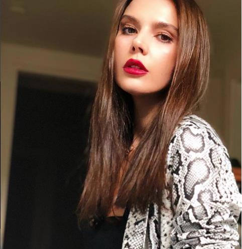 HATCE ENDL KMDR? Hatice endil Anne tarafndan stanbul, baba tarafndan ise Antalyaldr.stanbul&#8217;da dnyaya gelen oyuncu ocukluunu Antalya&#8217;da geirmitir. Kendisinden hari 2 tane daha kz kardei bulunmaktadr. 2 Austos 1983 doumlu olan oyuncu, eitimini letme blmnde okuyarak noktalamtr.